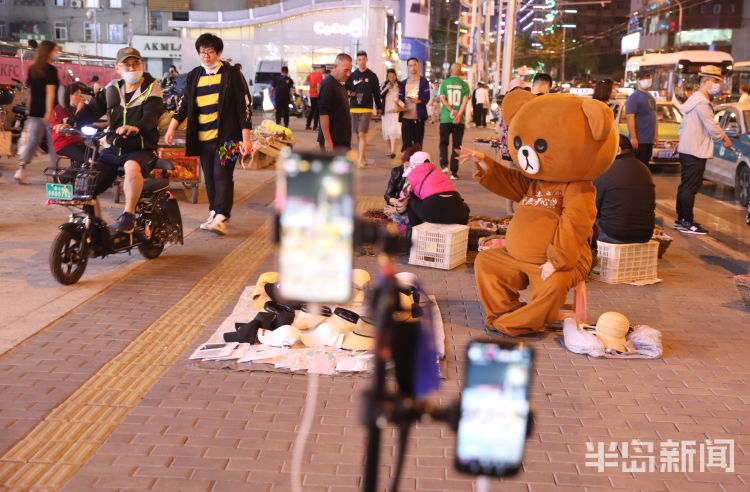 网红身穿布偶熊还编起了顺口溜...... 网红也来台东摆地摊了