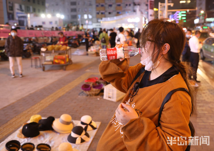 网红身穿布偶熊还编起了顺口溜...... 网红也来台东摆地摊了