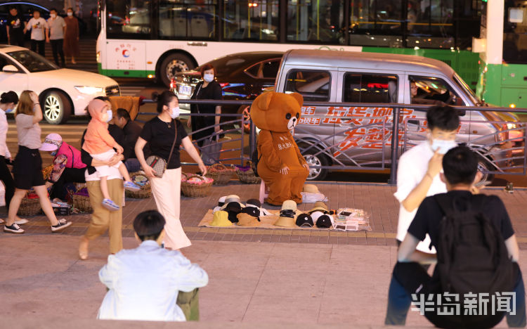 网红身穿布偶熊还编起了顺口溜...... 网红也来台东摆地摊了