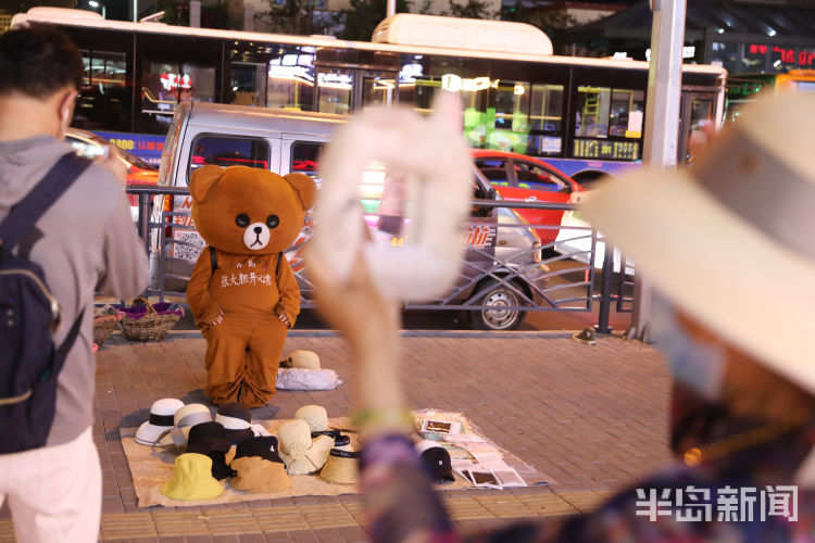 网红身穿布偶熊还编起了顺口溜...... 网红也来台东摆地摊了