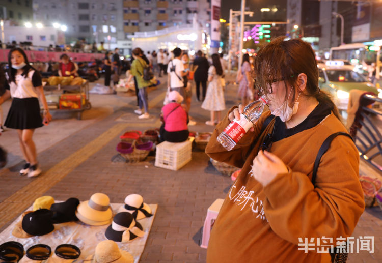 网红身穿布偶熊还编起了顺口溜...... 网红也来台东摆地摊了