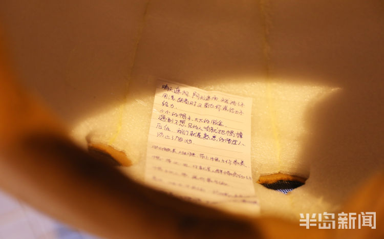 网红身穿布偶熊还编起了顺口溜...... 网红也来台东摆地摊了