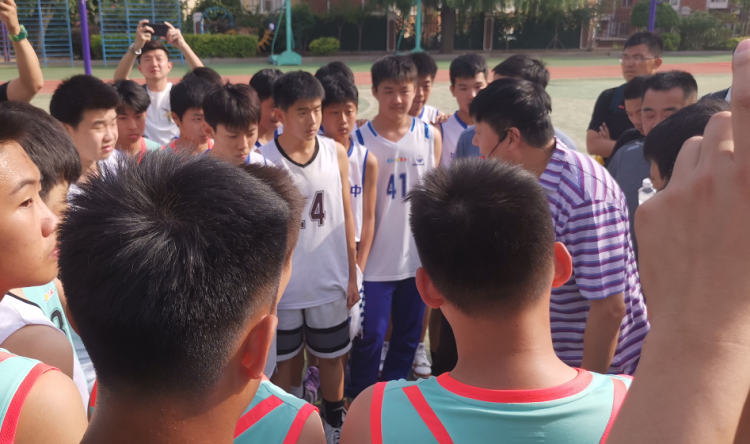 中学校园青岛39中：CBA冠军教头李秋平受聘担任篮球队名誉教练