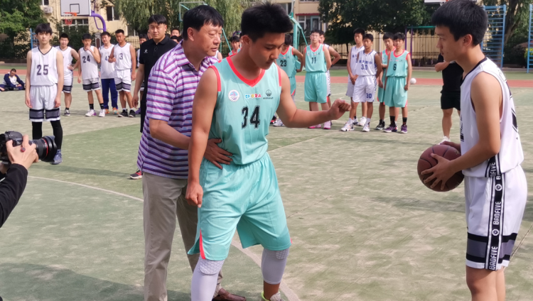 中学校园青岛39中：CBA冠军教头李秋平受聘担任篮球队名誉教练
