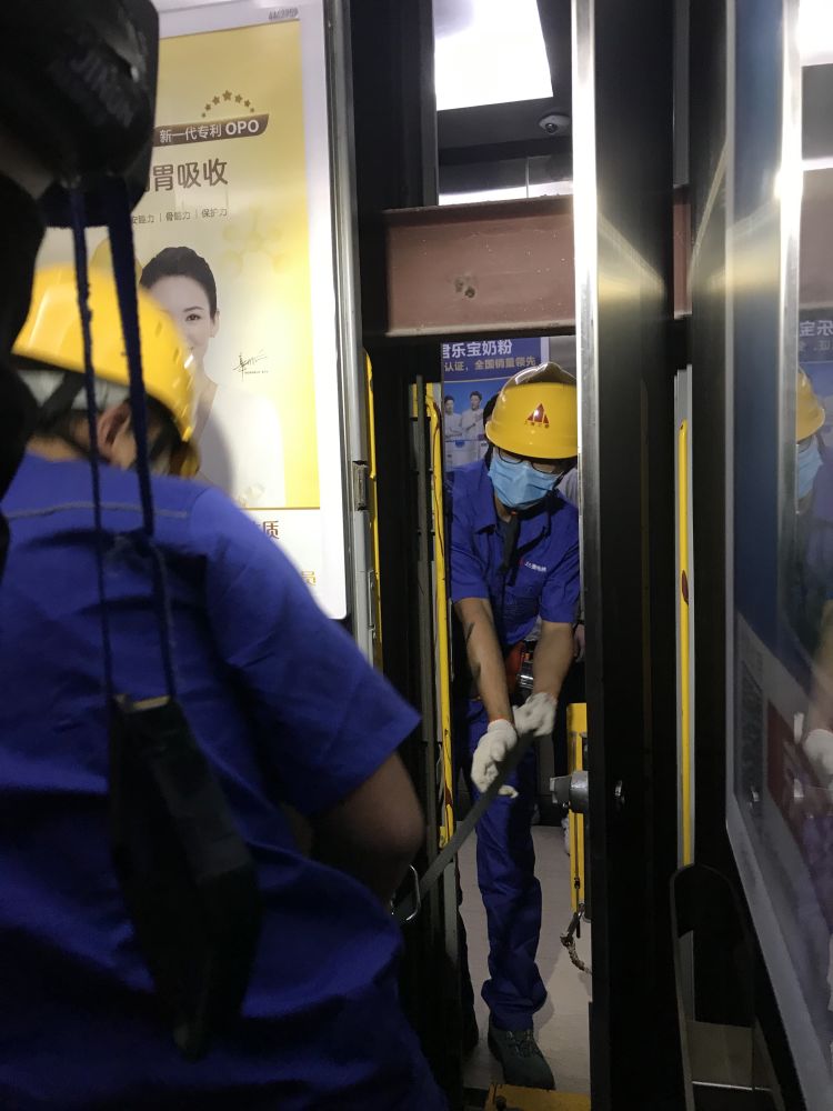 锁眼青岛市市场监管局开展电梯应急救援演练 一个小锁眼开启“救命之门”