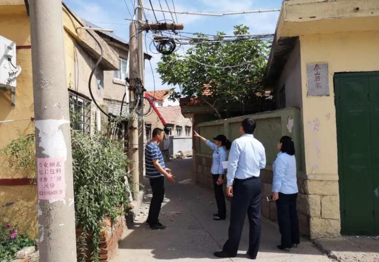 网格电线杆断裂仅靠三根钢丝牵连 多亏崂山王哥庄社区网格员及时处理