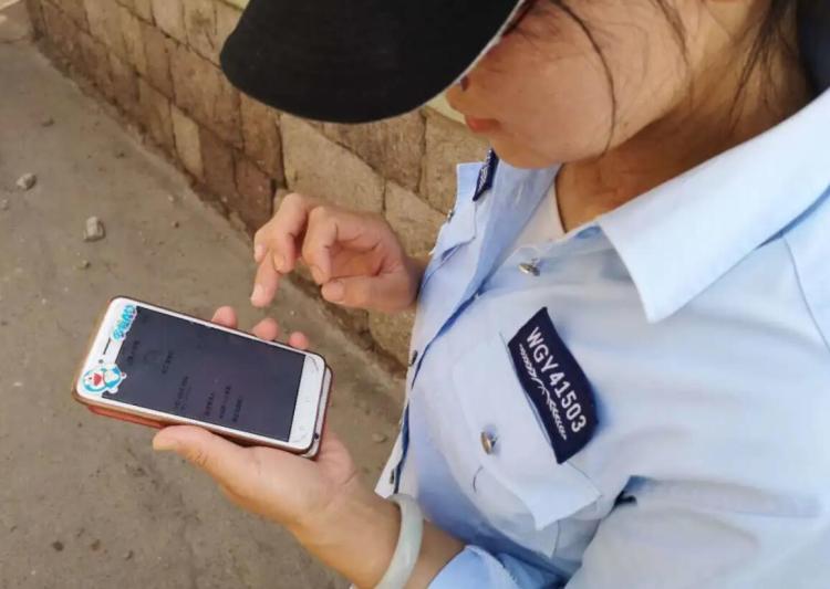 网格电线杆断裂仅靠三根钢丝牵连 多亏崂山王哥庄社区网格员及时处理