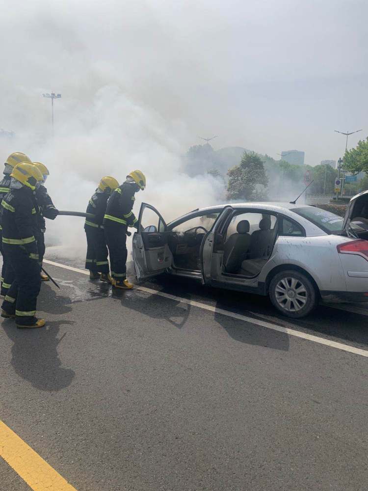 记心间青岛西海岸新区漓江西路上一辆小轿车突自燃 夏季行车这些问题记心间