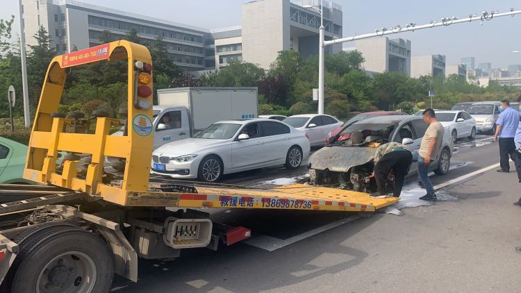记心间青岛西海岸新区漓江西路上一辆小轿车突自燃 夏季行车这些问题记心间