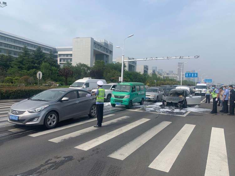 记心间青岛西海岸新区漓江西路上一辆小轿车突自燃 夏季行车这些问题记心间