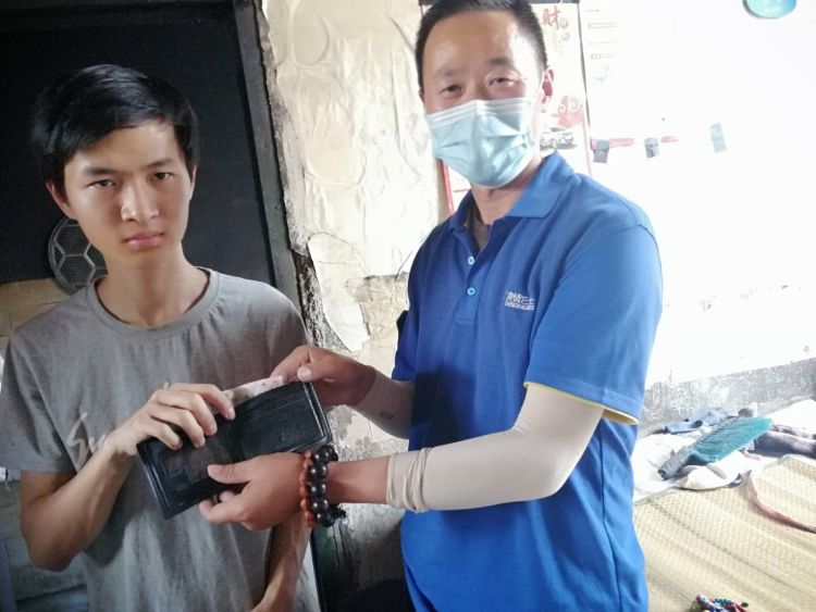 点赞青岛真情巴士6路驾驶员捡到钱包不动心 还亲自开车送上门