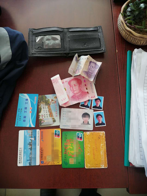 点赞青岛真情巴士6路驾驶员捡到钱包不动心 还亲自开车送上门