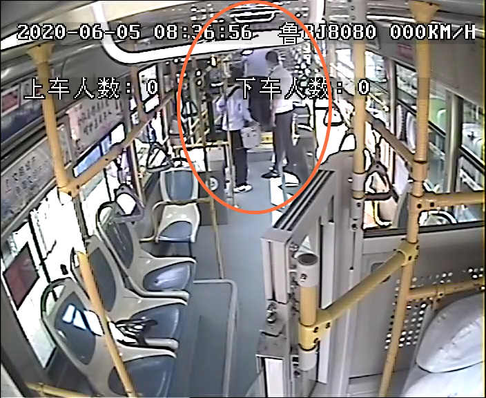 犯病男乘客突然犯病抽搐倒地 青岛624路公交车内上演紧急救援