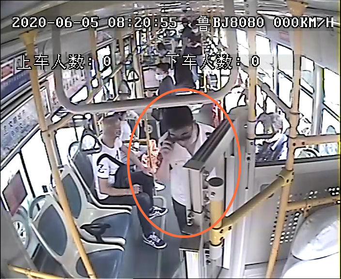 犯病男乘客突然犯病抽搐倒地 青岛624路公交车内上演紧急救援