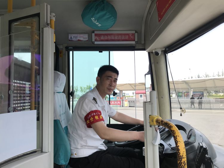 犯病男乘客突然犯病抽搐倒地 青岛624路公交车内上演紧急救援