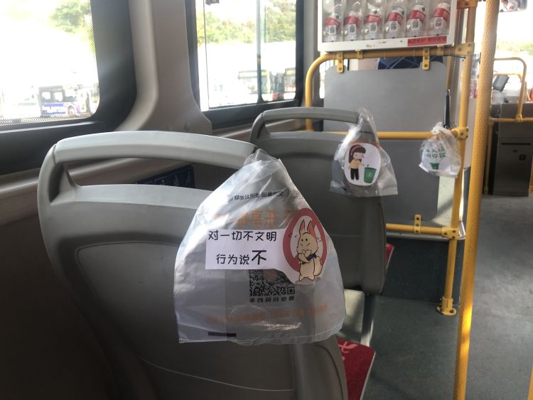 咱可别去海边咱可别随地扔垃圾 青岛223路公交车上配有“文明袋”