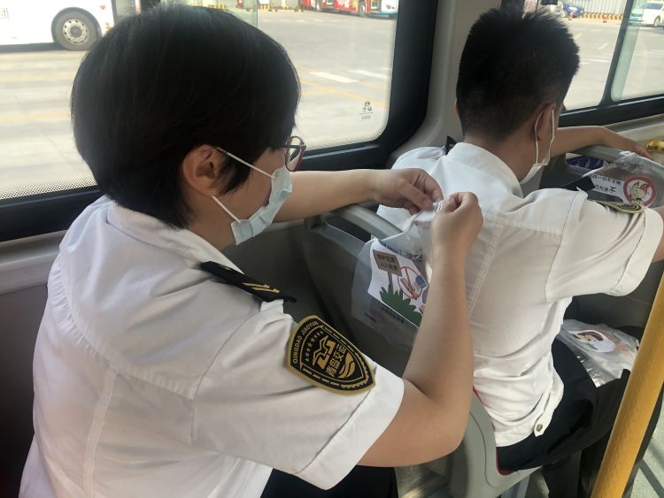 咱可别去海边咱可别随地扔垃圾 青岛223路公交车上配有“文明袋”