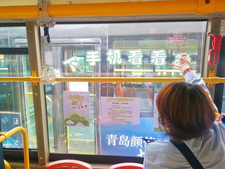 两辆如何更好地保护眼睛 青岛7路、104路两条主题公交车上有答案