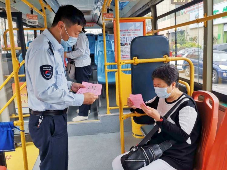 两辆如何更好地保护眼睛 青岛7路、104路两条主题公交车上有答案