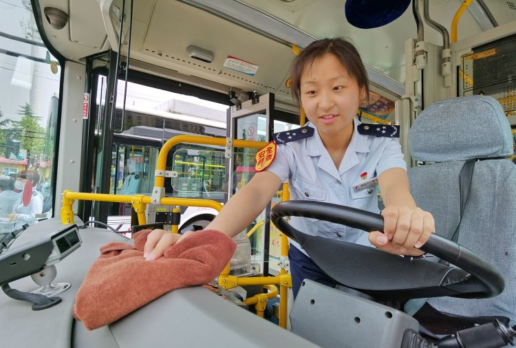 新颜青岛公交保洁亮“绝活” 仅用两桶水13米长公交车换“新颜”