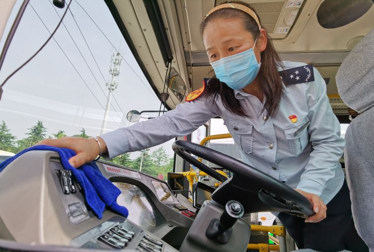 新颜青岛公交保洁亮“绝活” 仅用两桶水13米长公交车换“新颜”