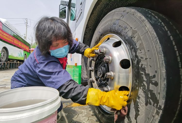 新颜青岛公交保洁亮“绝活” 仅用两桶水13米长公交车换“新颜”