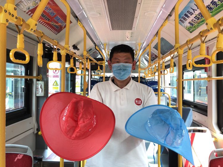 太阳帽青岛223路公交车上备爱心太阳帽 乘车怕晒可借用