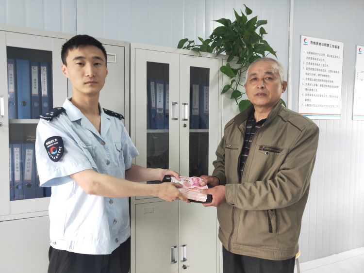 5000乘公交丢了5000血汗钱 青岛118路乘务员帮忙找回