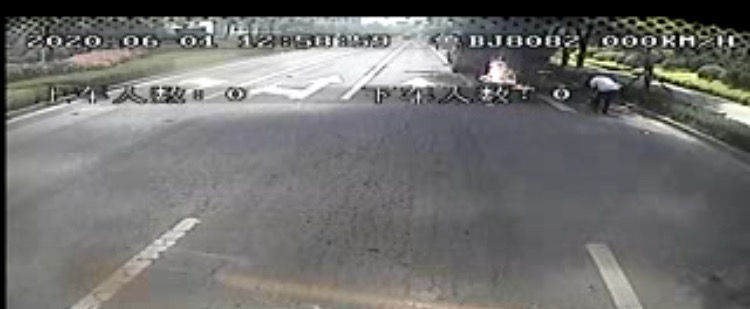 631路遇大货车起火 青岛631路公交司机紧急救援