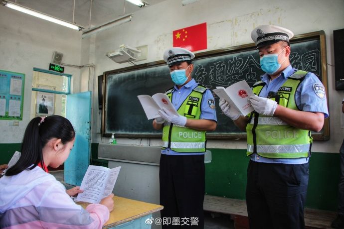 第一课青岛蓝谷高新区东皋埠小学复学第一课：交通安全不能少