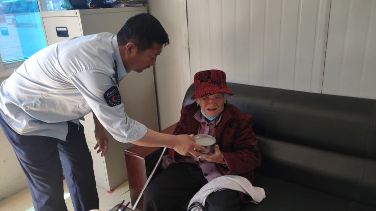 九旬九旬老人独自出行迷路 多亏城阳929路公交司机心细如发