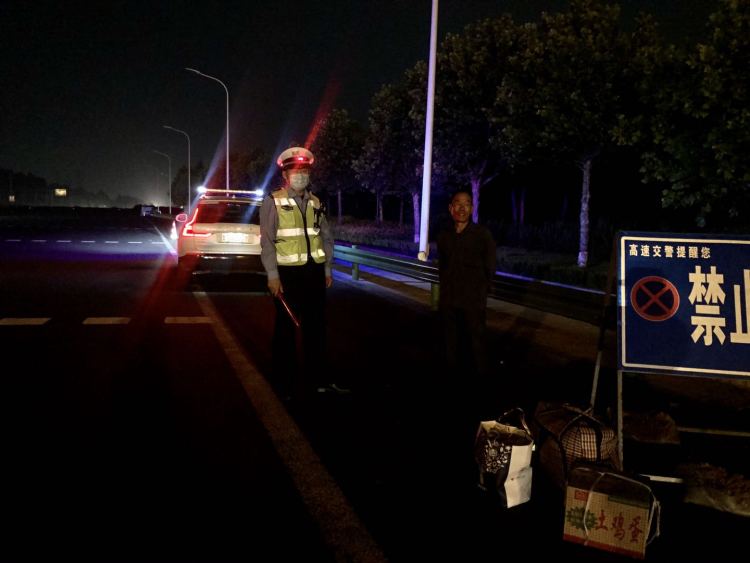错车老人来青岛看望孩子半路下错车 高速交警帮助联系找到家人
