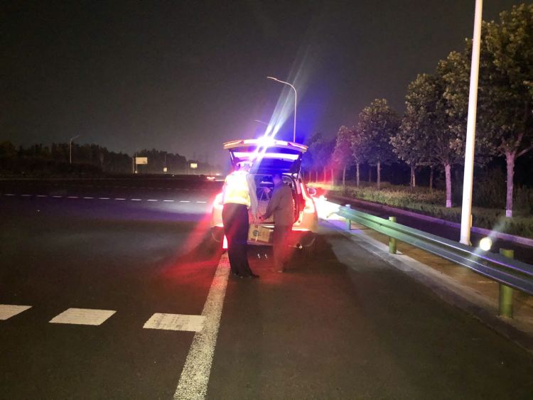 错车老人来青岛看望孩子半路下错车 高速交警帮助联系找到家人