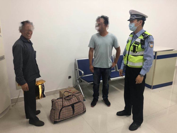 错车老人来青岛看望孩子半路下错车 高速交警帮助联系找到家人