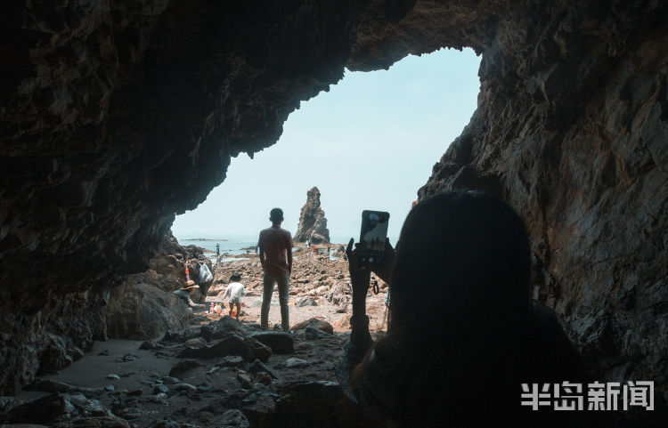 石老人“石老人”身后岸边：天然石洞成拍照好地方