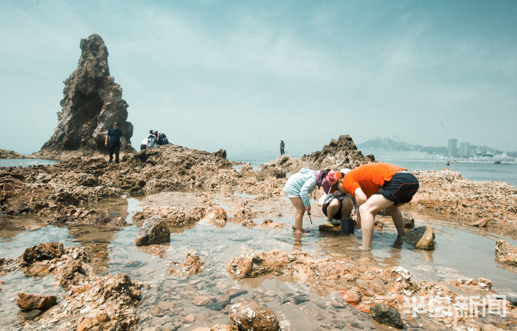 石老人“石老人”身后岸边：天然石洞成拍照好地方