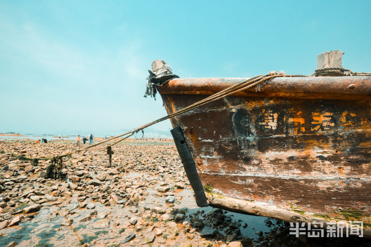 石老人“石老人”身后岸边：天然石洞成拍照好地方