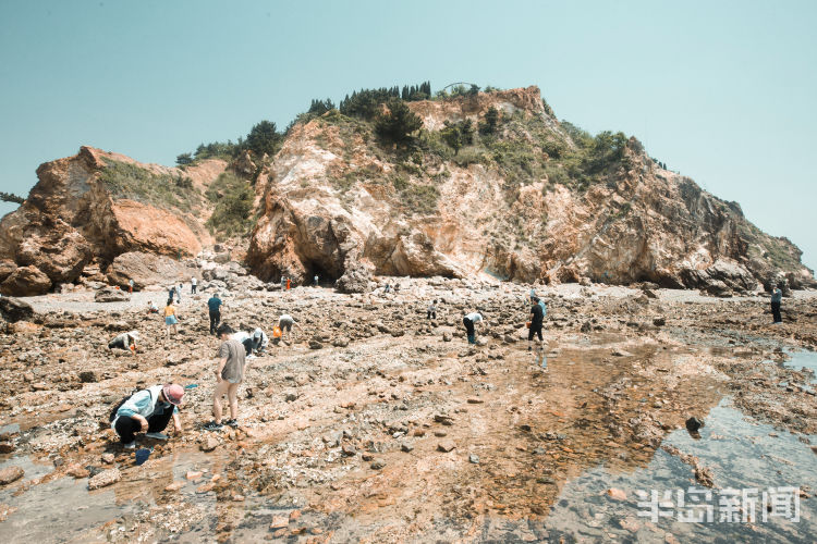 石老人“石老人”身后岸边：天然石洞成拍照好地方