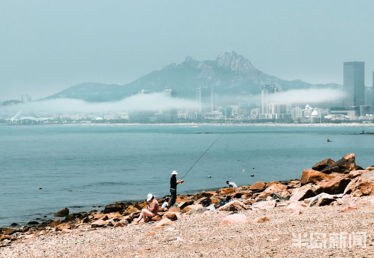 石老人“石老人”身后岸边：天然石洞成拍照好地方