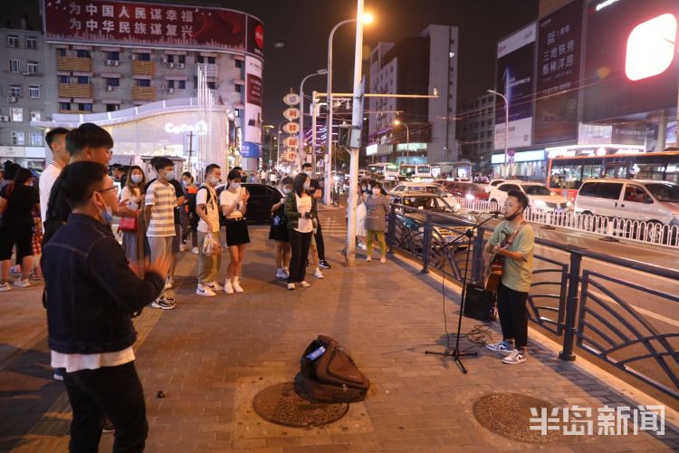 逛街台东三路步行街：市民饭后感受惬意夜生活