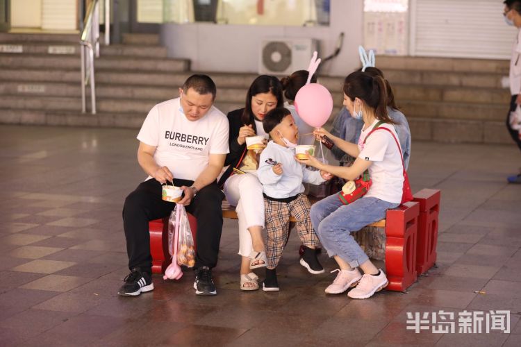 逛街台东三路步行街：市民饭后感受惬意夜生活