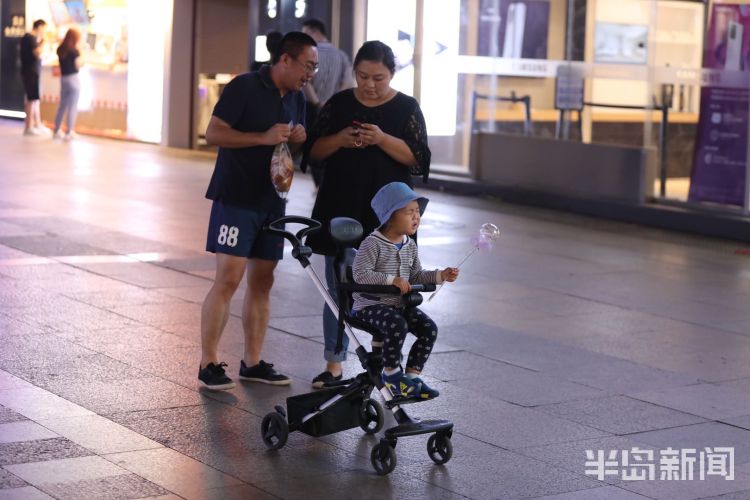 逛街台东三路步行街：市民饭后感受惬意夜生活