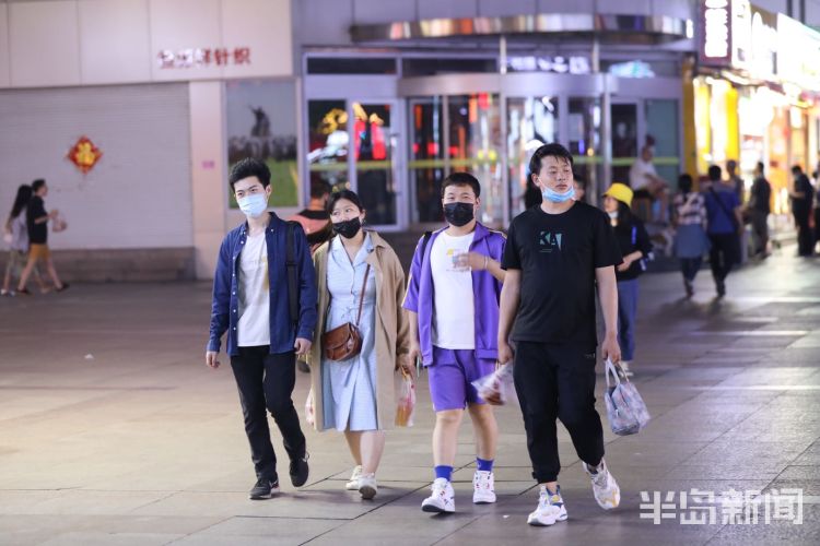 逛街台东三路步行街：市民饭后感受惬意夜生活