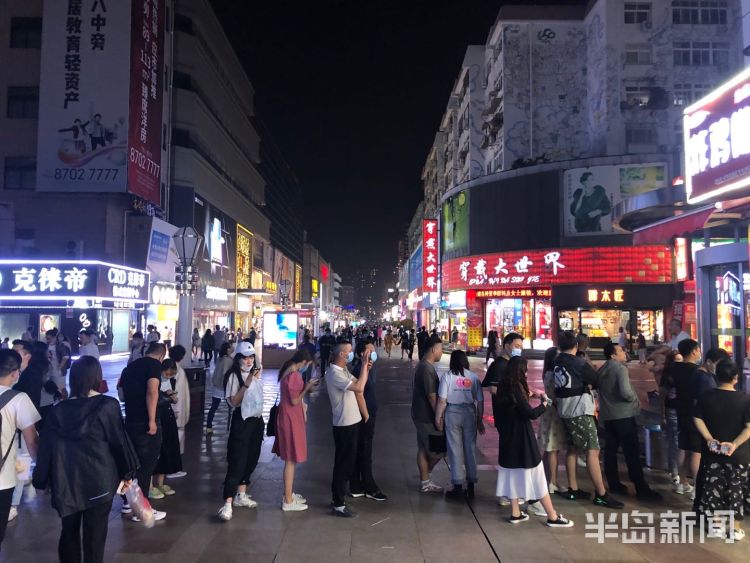 逛街台东三路步行街：市民饭后感受惬意夜生活