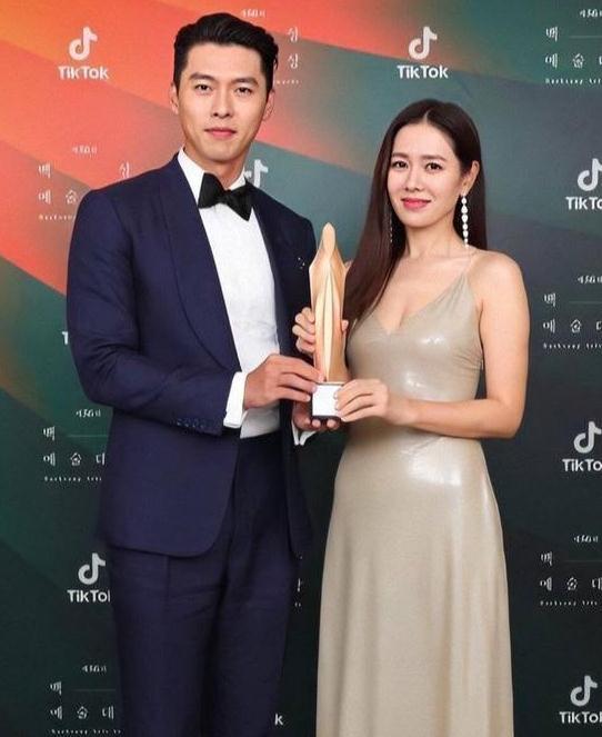 神仙cp玄彬孙艺珍同框两人获百想艺术大赏人气奖