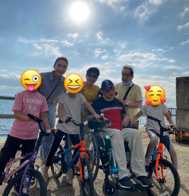 @黎姿罕見曬全家福父母弟弟出鏡 蔡少芬大呼“太美好”