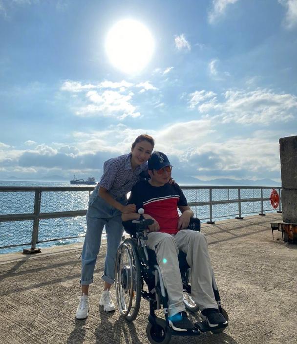 @黎姿罕見曬全家福父母弟弟出鏡 蔡少芬大呼“太美好”