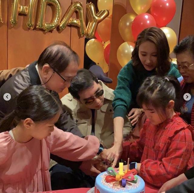 @黎姿罕見曬全家福父母弟弟出鏡 蔡少芬大呼“太美好”