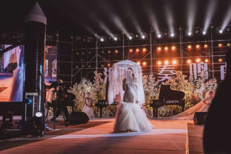 海上《海上奏鸣曲》正式上演 青岛东方影都首届海上婚礼秀华丽启幕