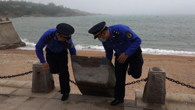海滩市南区综合行政执法局快速联动清理海滩废弃船只